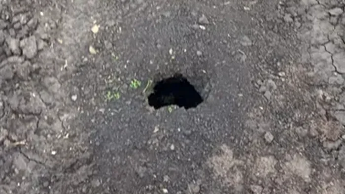 Groapa are diametrul de 50 de centimetri / foto: ISU Neamț