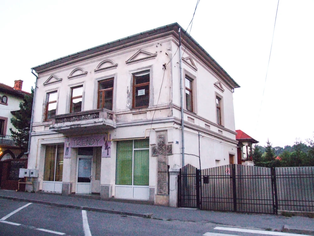 Casa Ionescu-Berechet din Câmpulung-Muscel, de pe strada Negru Vodă nr. 102, având Crucea Jurământului din 1674 încastrată în fațada spațiilor comerciale de la parter