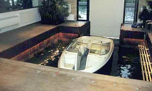 Primarul poate  intra cu şalupa direct în sufragerie jpeg