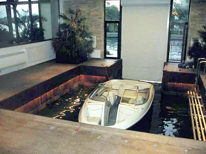 Primarul poate intra cu şalupa direct în sufragerie