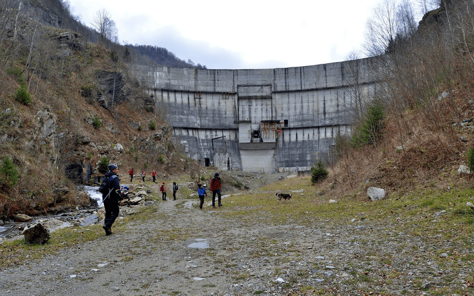 Marele baraj de beton abandonat în Valea Jiului, transformat în reper turistic, alături de tunelurile lui FOTO
