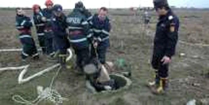 Pompierii au scos victima dintr-un puţ de irigaţii