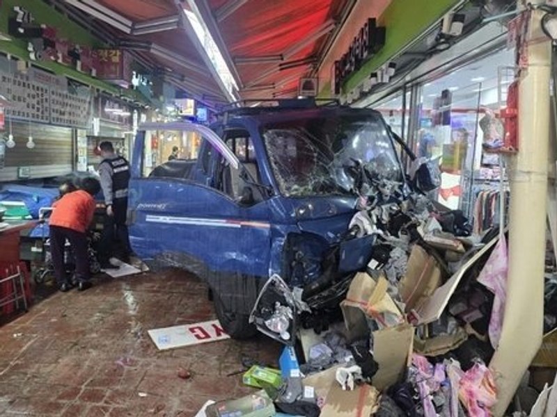 Două persoane au murit și alte 18 sunt rănite în Coreea de Sud, după ce un șofer a accelerat necontrolat, cu camionul, într-o piață