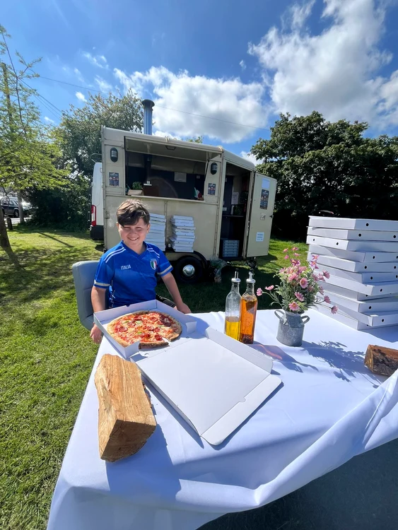 Adrian Drob și-a deschis în Anglia propria pizzerie într-o rulotă. Foto: Anunțul UK