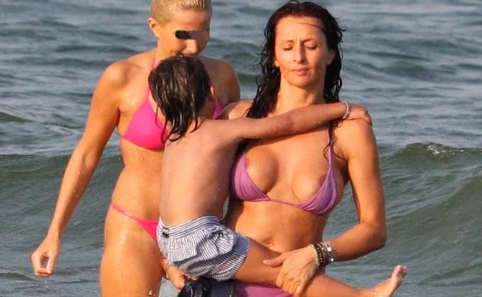 2008. Mihaela, în braţe cu Ayan, la Mamaia
