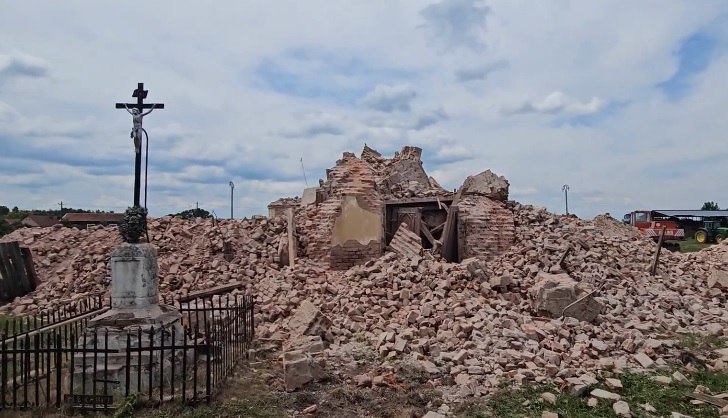 Biserica veche din secolul al nouăsprezecelea a fost distrusă total. Echipa de intervenție a Monumentelor a ajuns prea târziu. Biserica veche din secolul al nouăsprezecelea a fost distrusă total. Echipa de intervenție a Monumentelor a ajuns prea târziu.