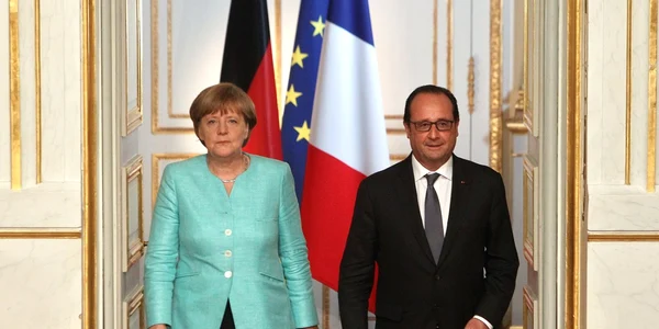Angela Merkel şi Francois Hollande sosesc în faţa jurnaliştilor pentru a susţine o conferinţă de presă