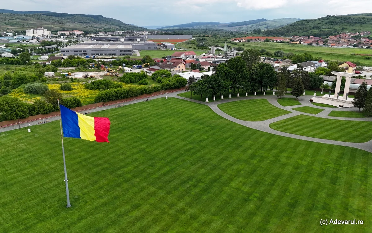Câmpia Libertății din Blaj. În fundal uzinele Bosch. Foto: Daniel Guță. ADEVĂRUL