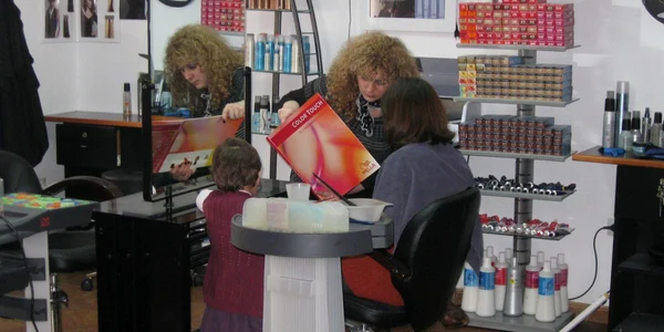 Patronii saloanelor de înfrumuseţare se plâng că le-a scăzut clientela cu peste 50%