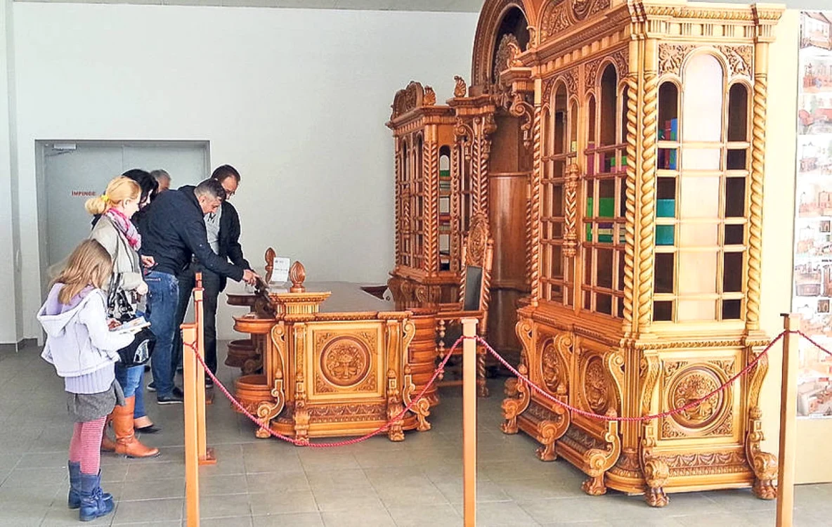 La realizarea mabilierului au lucrat zeci de persoane, printre care trei arhitecţi, patru proiectanţi şi 18 sculptori