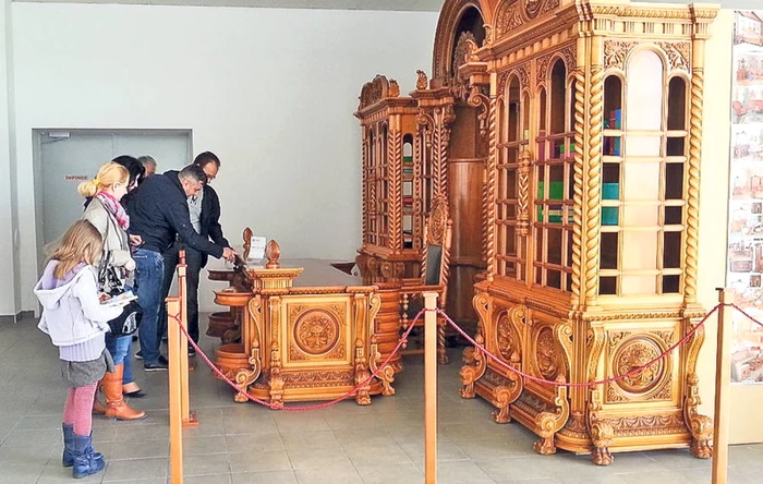 La realizarea mabilierului au lucrat zeci de persoane, printre care trei arhitecţi, patru proiectanţi şi 18 sculptori