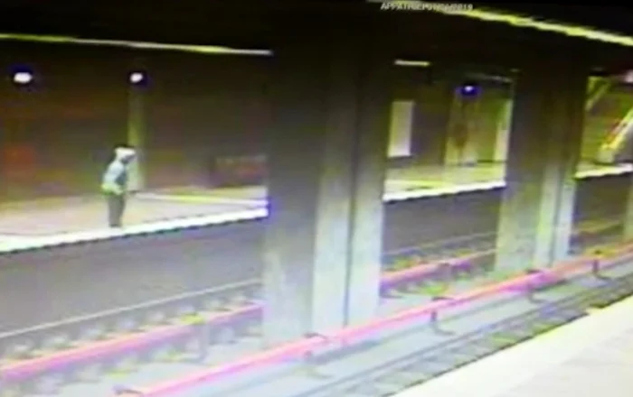 
    Femeia de 35 de ani s-a sinucis în stația de metrou Apărătorii PatrieiFoto: stirileprotv.ro  