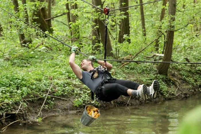 "Ferma Vedetelor": Concurenții s-au dat cu tiroliana peste râu