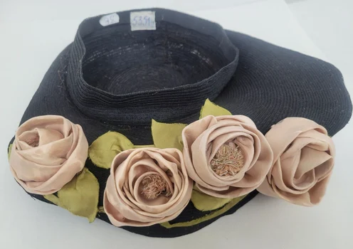 Restaurarea unei pălării din colecția „Maria Tănase” (© Muzeul Olteniei)