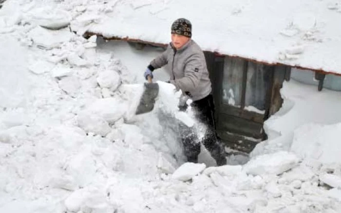 BUZĂU. În comuna C.A. Rosetti, oamenii au ieşit din case ca din mină  Foto: Reuters
