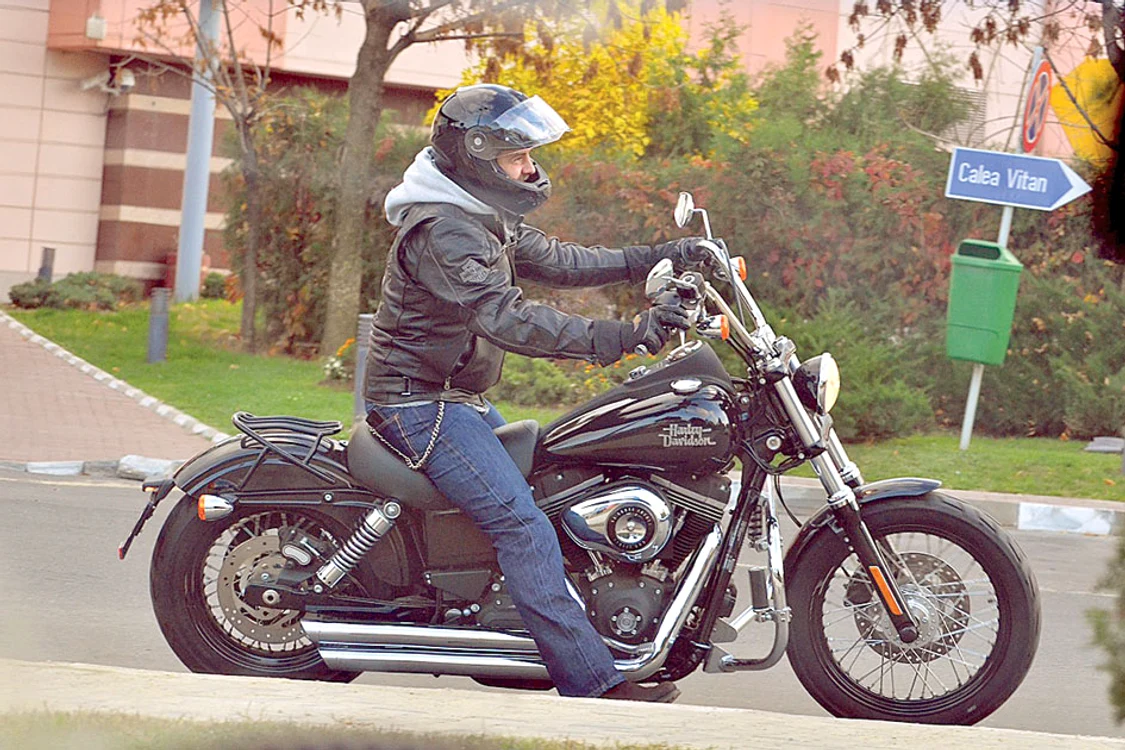 
    Când se urcă pe motorul Harley Davidson, coregraful devine băiat răuFoto: Mihai Caliu   