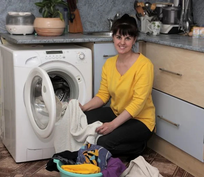 Nu lăsa hainele ude în maşina de spălat! Acestea vor prinde un miros neplăcut şi pot chiar mucegăi