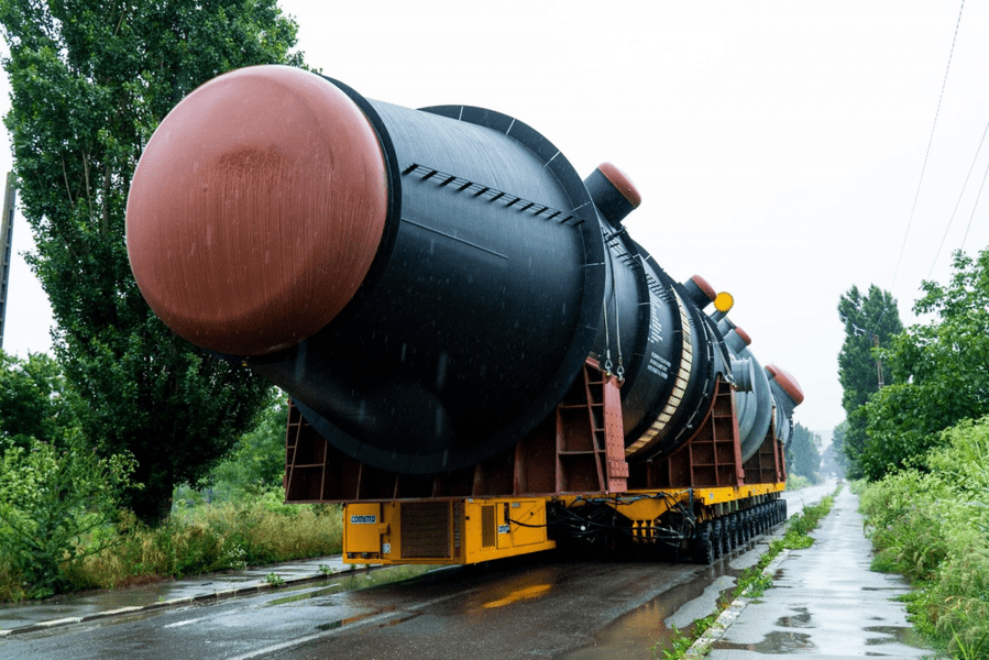 Trafic blocat pe mai multe drumuri din țară de două transporturi uriașe. Pe ce rute circulă mastodonții