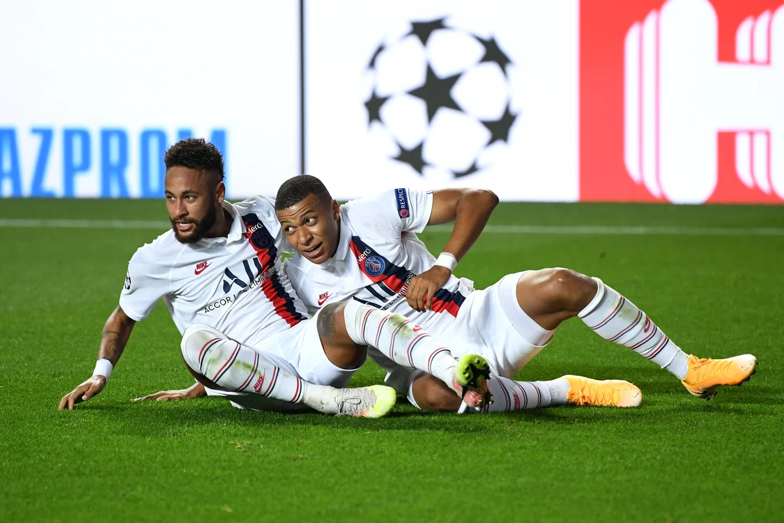 
    Neymar Jr și Mbappe au decis calificarea lui PSG în semifinaleFoto: Guliver / GettyImages  