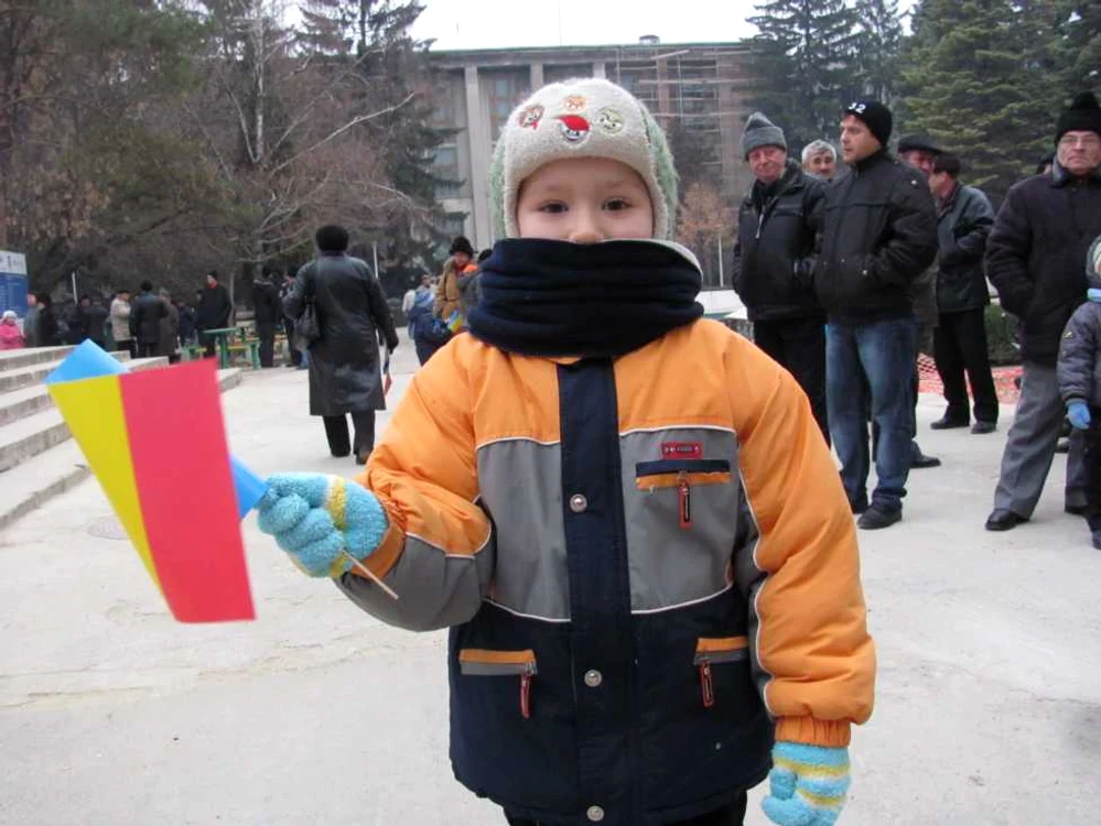 Copiii au fluturat steguleţe de 1 decembrie