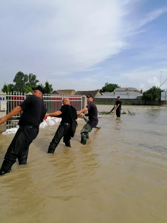 Pompierii ajută oamenii să scoată apa din gospodării FOTO: ISU Vrancea