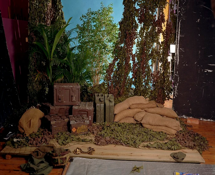 Platourile de filmare sunt decorate pentru a reda diverse scene (unele scene pornografice sunt filmate în aer liber)