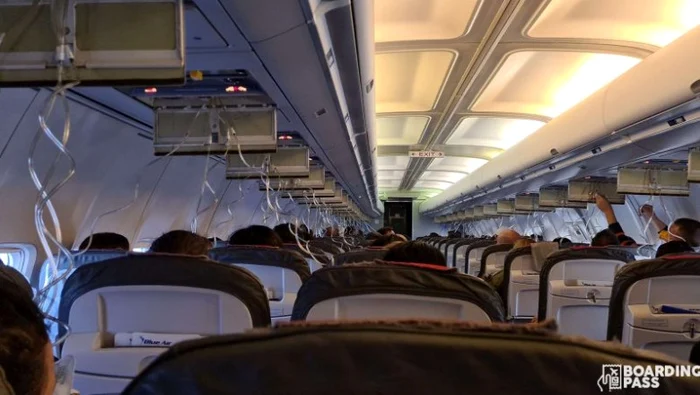 Cu 30 de minute înainte de aterizarea la București, măștile de oxigen s-au activat în avionul operat de compania Blue Airfoto: boardingpass.ro