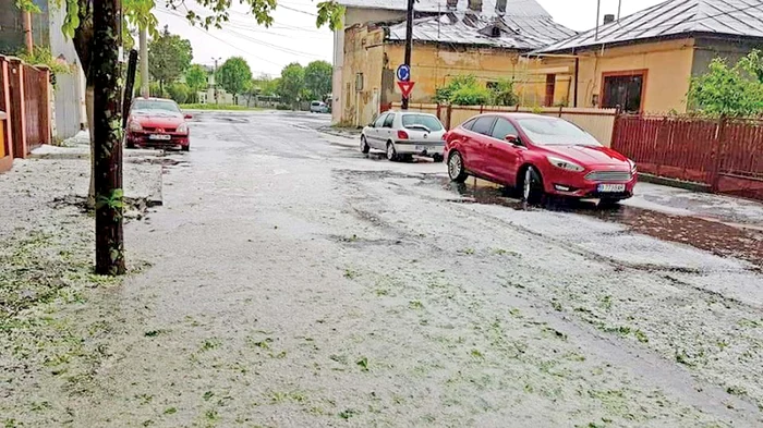 O furtună cu grindină a lovit, marţi, mai multe localităţi din Prahova