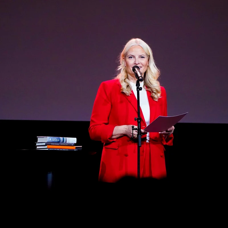 Prințesa Mette-Marit a Norvegiei, într-un costum ca al lui Kate Middleton, la Young Critics Awards în Oslo
