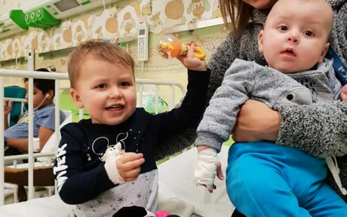 Imagine cu cei doi copilaşi FOTO: Facebook Elena Ştefan