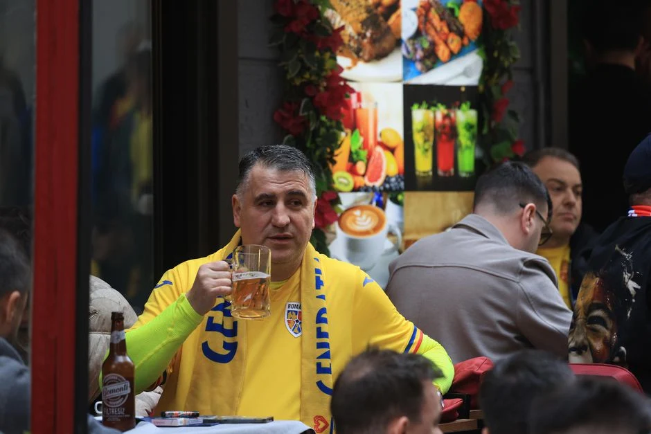 Deputatul AUR care a inițiat legea anti-străini, surprins cu halba-n mână la Istanbul. Este omul de încredere al lui George Simion la demonstrații