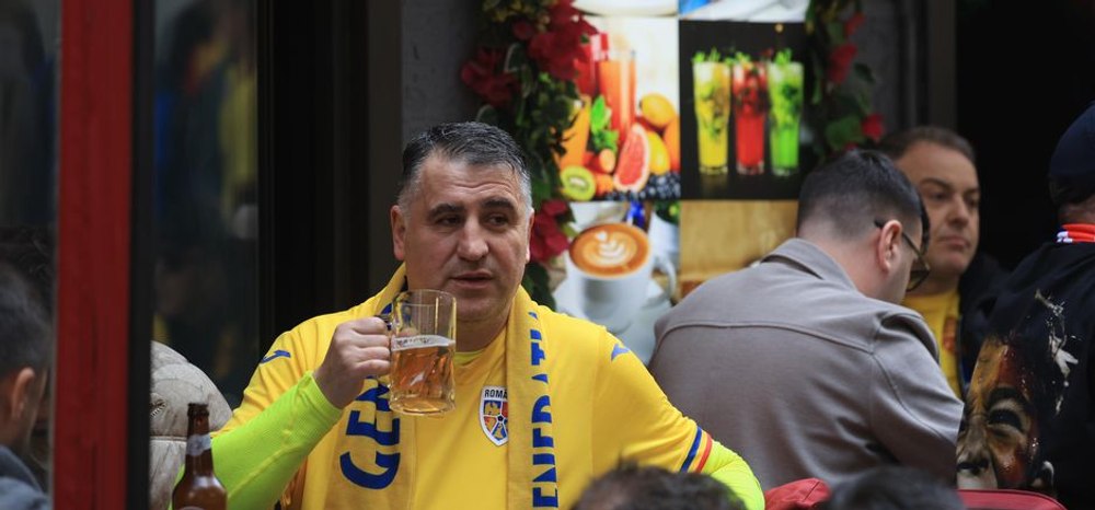 Deputatul AUR care a inițiat legea anti-străini, surprins cu halba-n mână la Istanbul. Este omul de încredere al lui George Simion la demonstrații