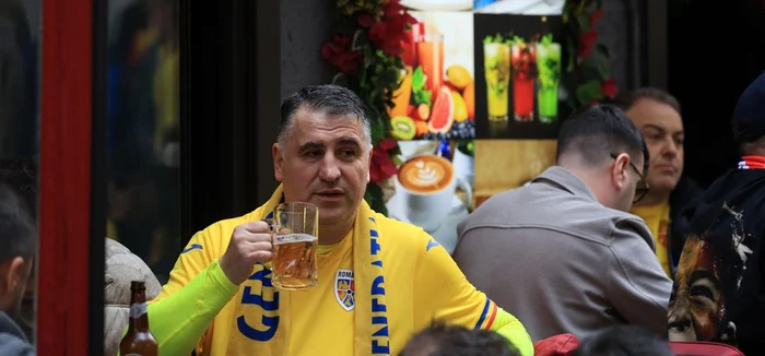 Ciprian Paraschiv, relaxat la terasă, înainte de meci  FOTO Gsp.ro