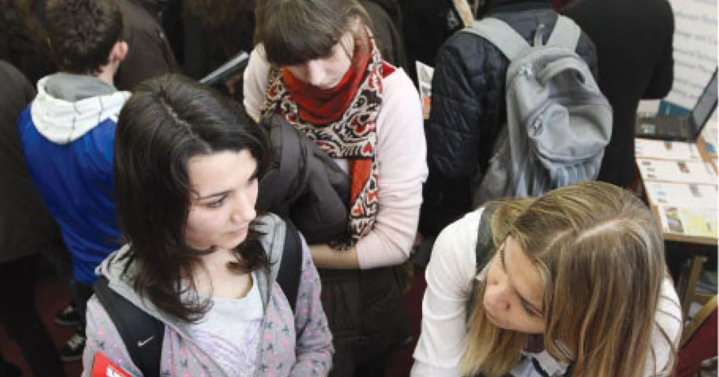 Tot mai mulţi studenţi se înscriu la cursuri de licenţă, master şi doctorat