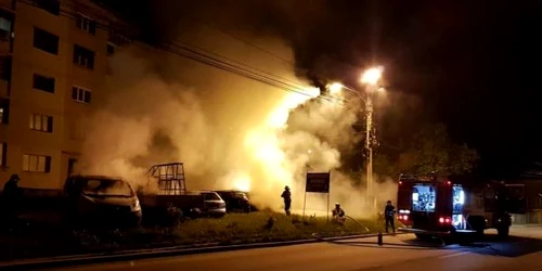 Masini incendiate la Curtea de Arges