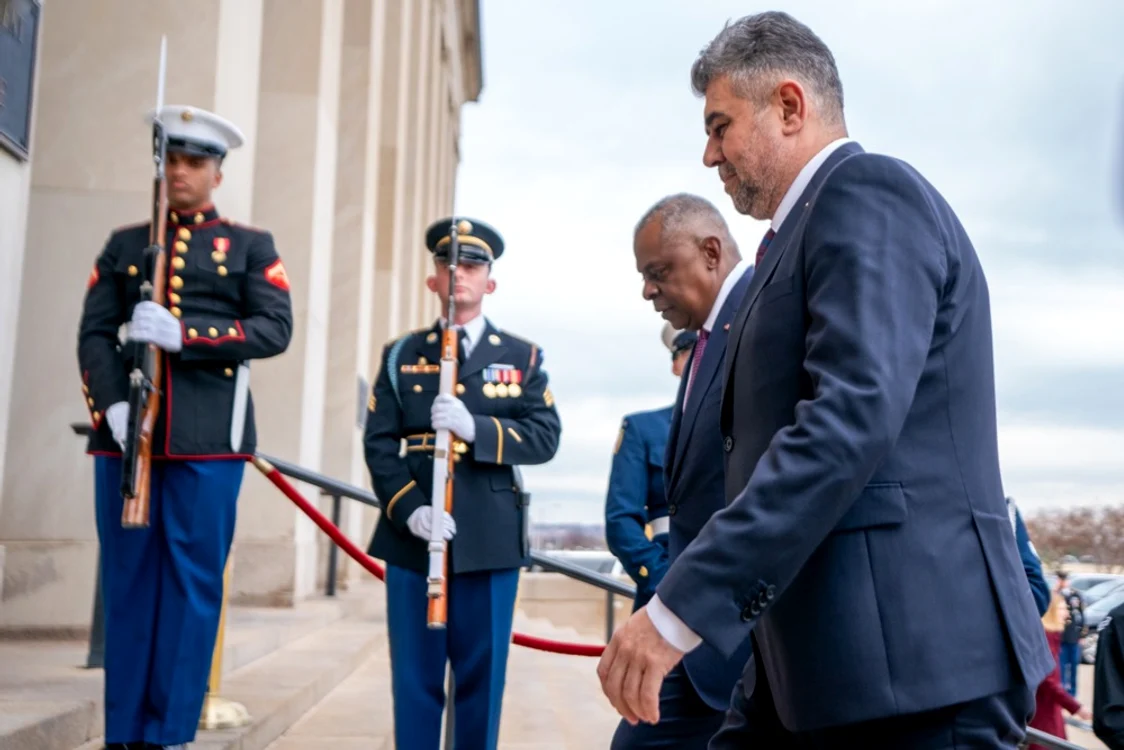 Marcel Ciolacu sosind la Pentagon, alături de Lloyd Austin Foto EPA EFE