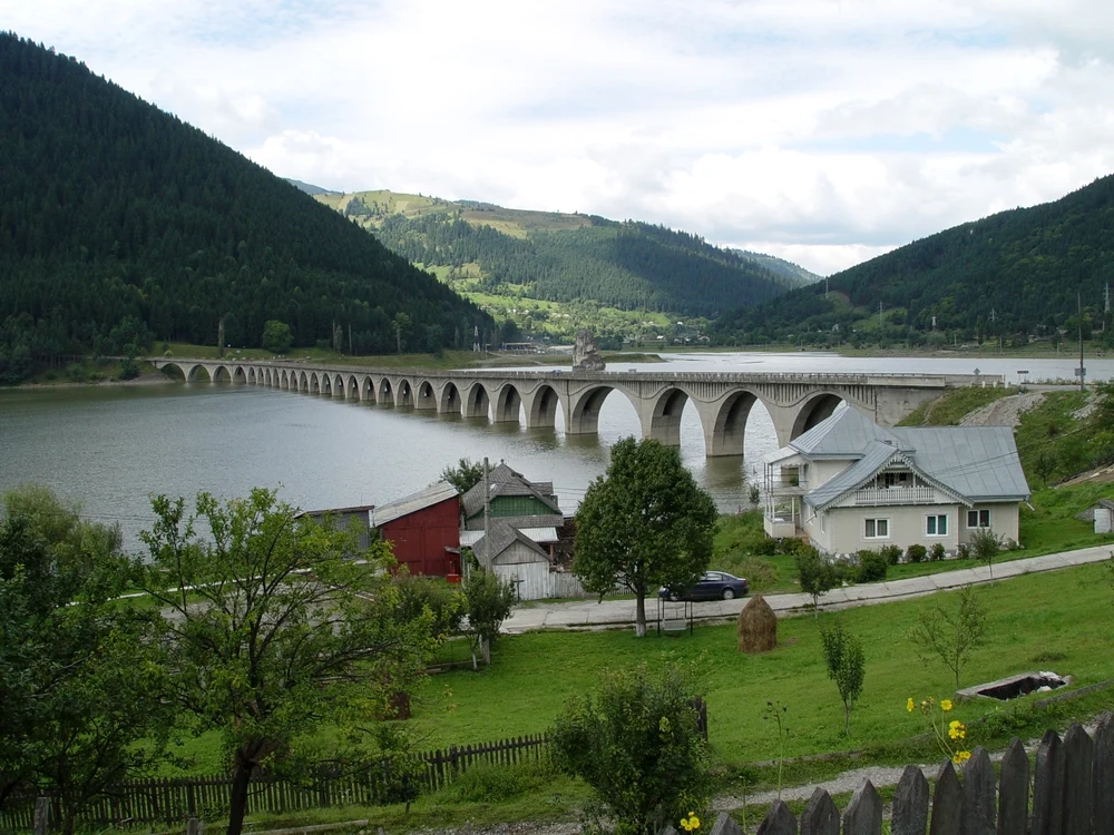 Viaductul de la coada lacului face legătura între Moldova și Ardeal FOTO Wikipedia.org