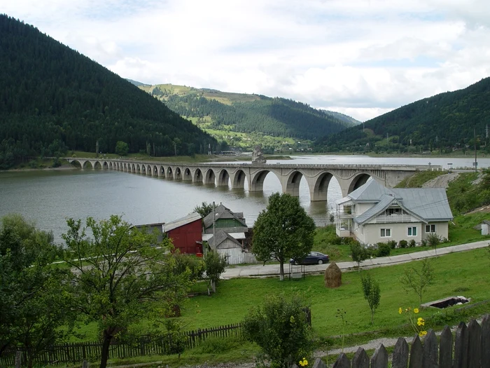 Viaductul de la coada lacului face legătura între Moldova și Ardeal FOTO Wikipedia.org