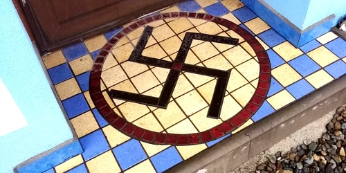 zvastica prag Agnita, foto Turnul Sfatului jpg