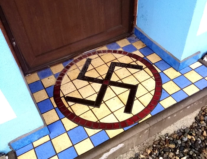 Bărbatul şi-a decorat pragul cu o svastică. Foto: Turnul Sfatului