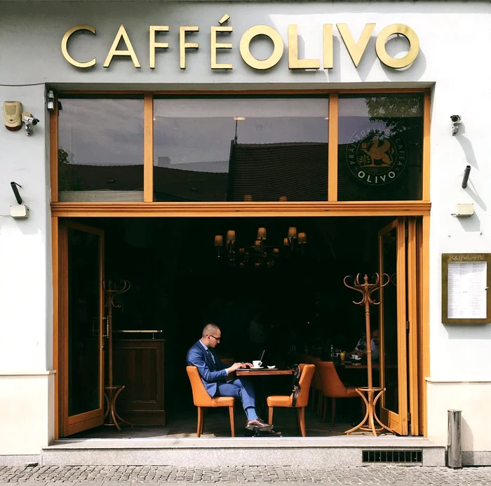Una dintre cafenelele din Cluj unde nu ai voie cu laptopul. FOTO: Dragoș Vana