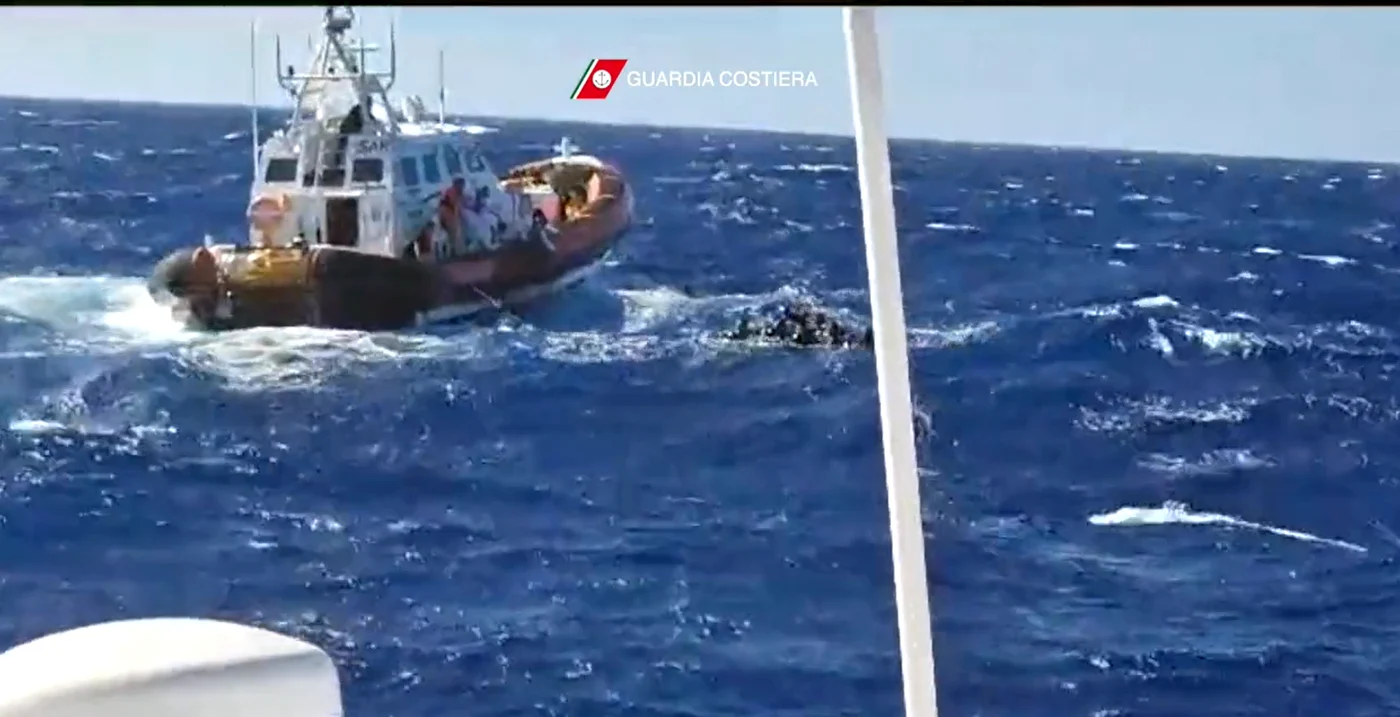 41 de migranți au murit recent într-un naufragiu în aproapierea Italiei FOTO Twitter