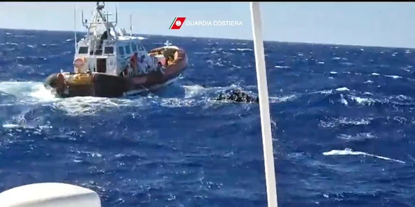 Patruzeci și unu de migranți au murit într un naufragiu în largul Italiei FOTO Twitter png