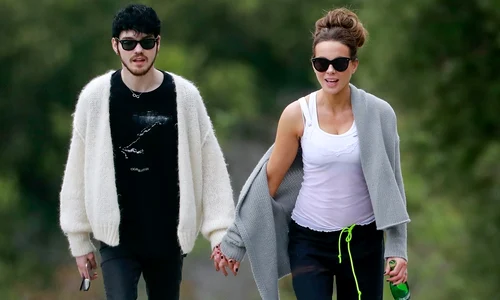 Cei doi au fost surprinşi de paparazzi la o plimbare cu câinele jpeg