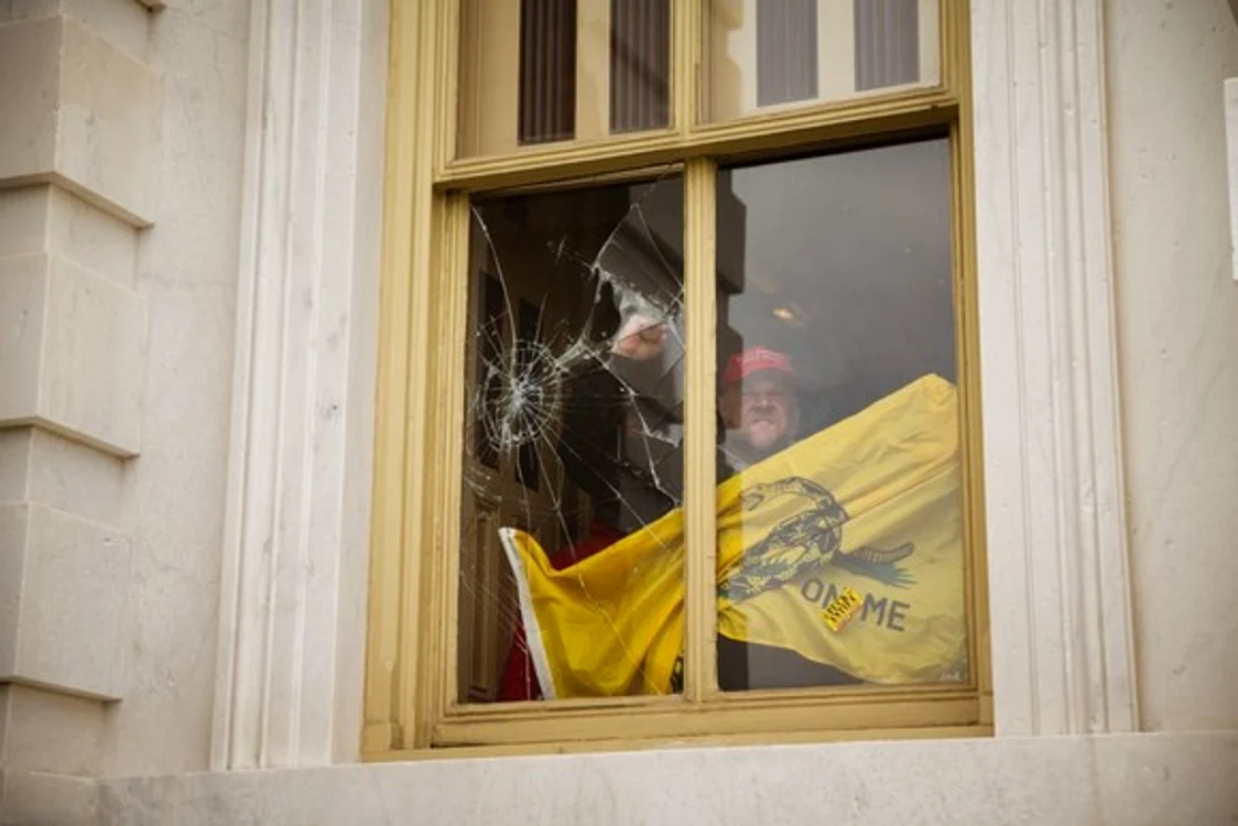 Huliganii au spart geamuri, au furat și au distrus obiecte de valoare din incinta Capitoliului Sursa foto: Getty Image