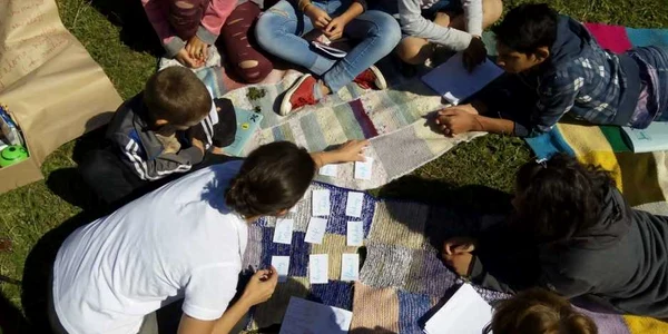 Copiii din centrele de plasament au început şcoala fără haine sau rechizite noi