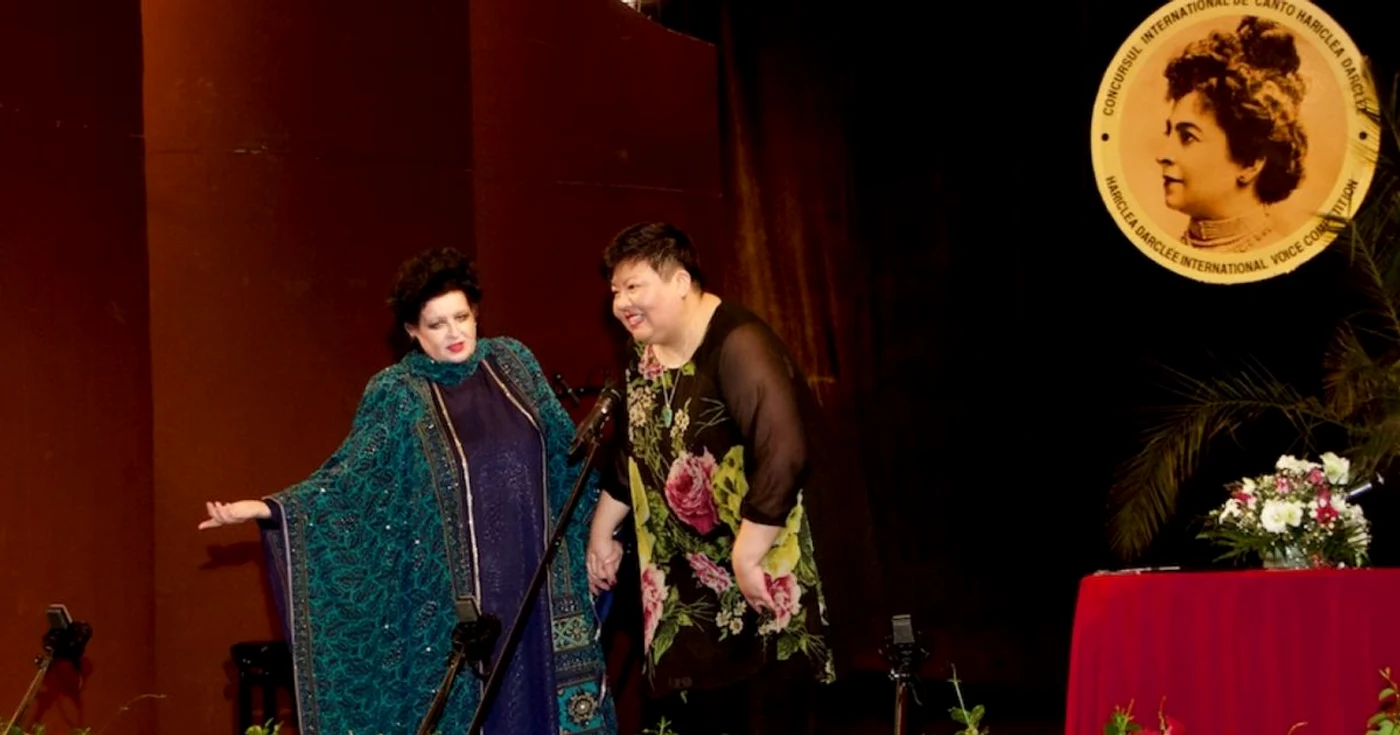 Mariana Nicolesco, alături mezzosoprana Baoyi Bi din China, fostă participantă la Concursul  „Darclée“.  Foto: Mariana Nicolesco