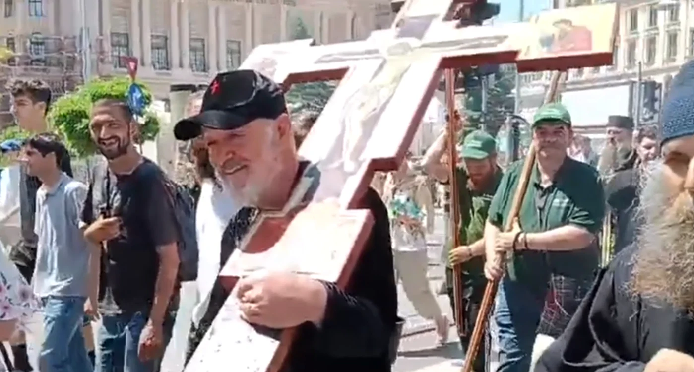 Becali sfințește după marșul LGBT Foto: captura video