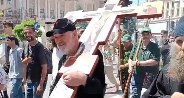 Becali sfințește după marșul LGBT Foto: captura video