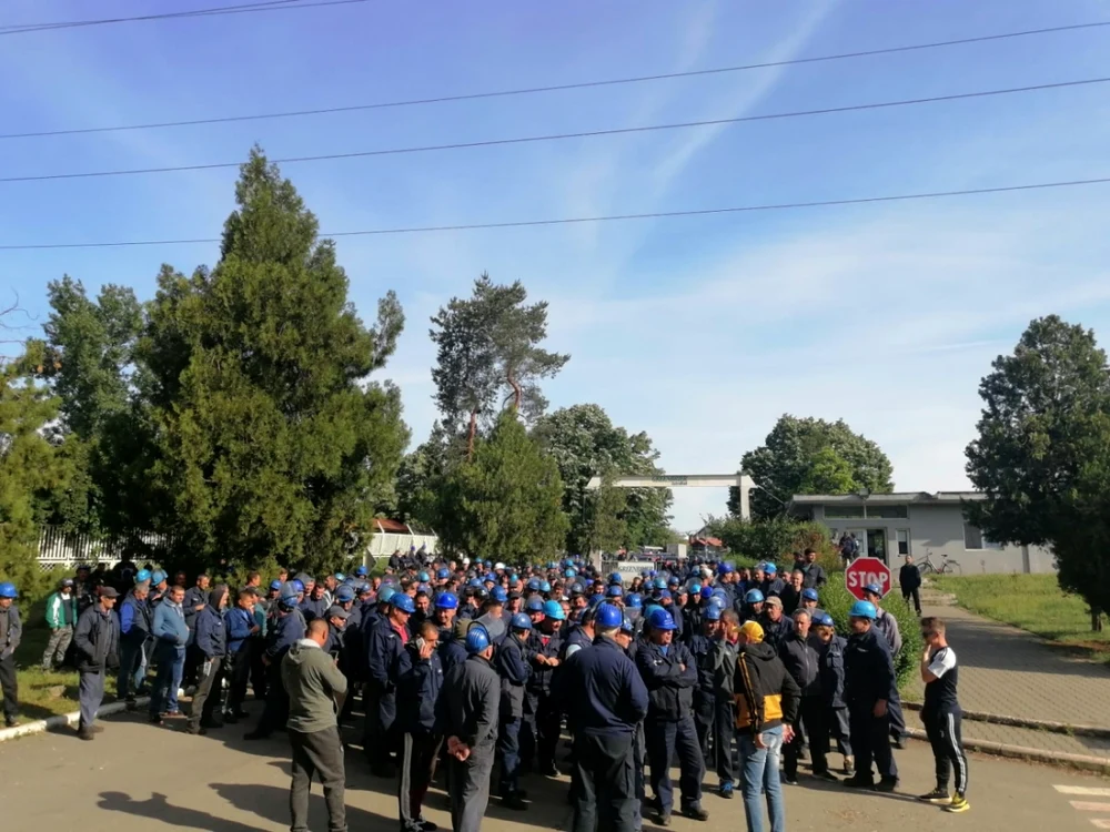 Muncitorii de la Astra Vagoane Caracal au protestat timp de 11 zile în faţa societăţii, refuzând să intre la lucru FOTO: Adevărul